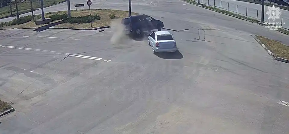 аварія на дорозі з рухом по колу у Кропивницькому
