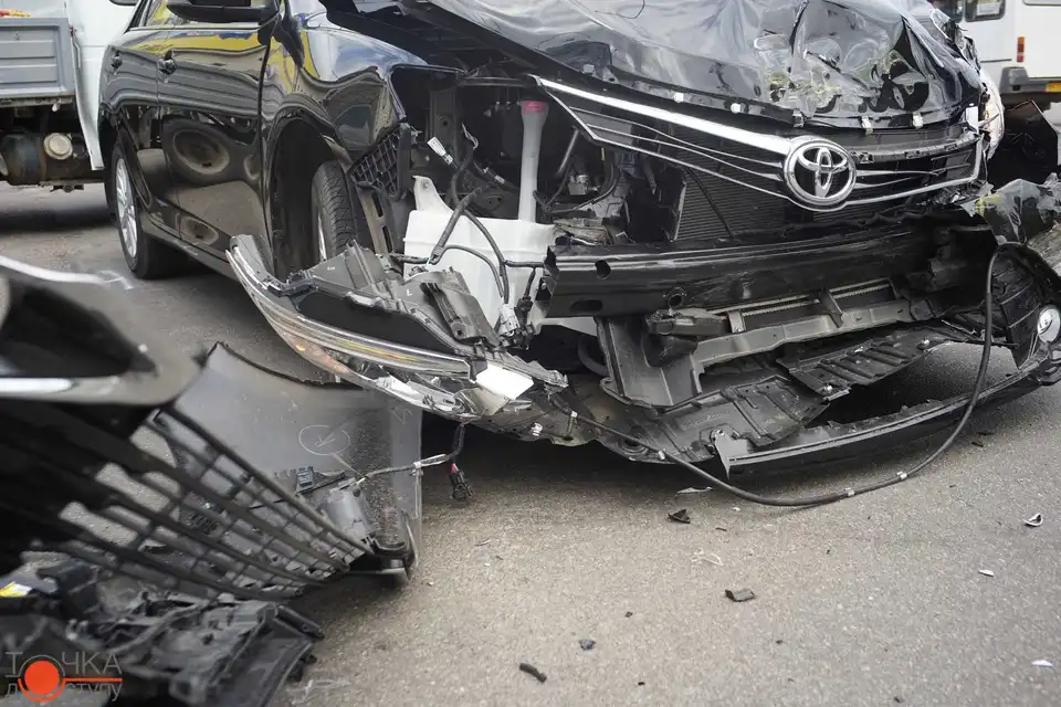 У Кіровограді престижна іномарка, ігноруючи сигнали світлофора, влетіла у маршрутку (ФОТОРЕПОРТАЖ)