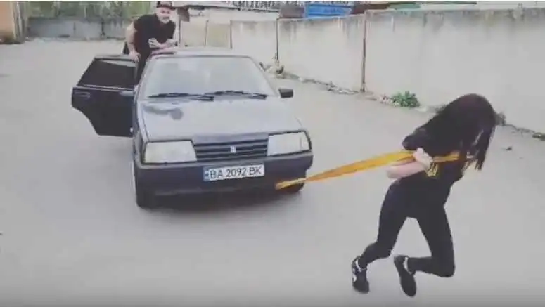 Дівчина з Кіровоградщини протягнула автомобіль з 3-ма чоловіками у салоні (ВІДЕО)