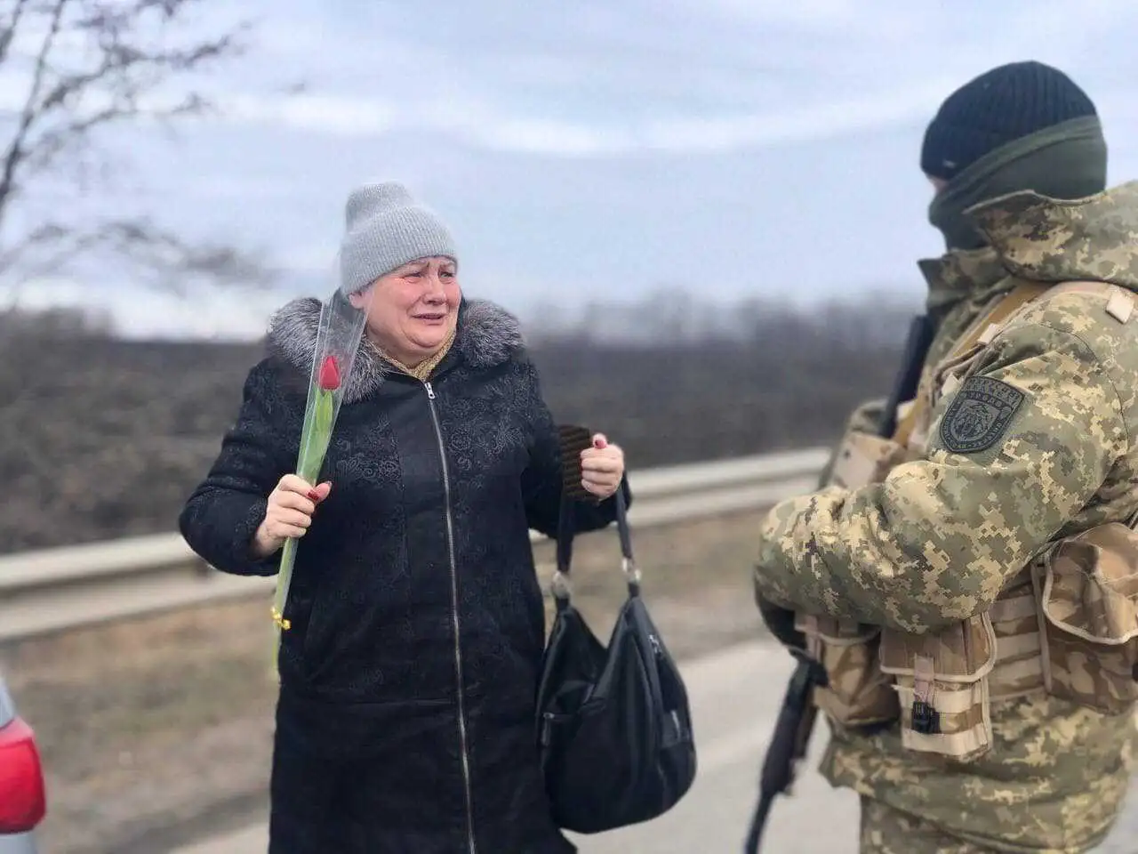 Кіpовогpадщина: на блокпосту військові даpували квіти жінкам (ФОТО) фото 1