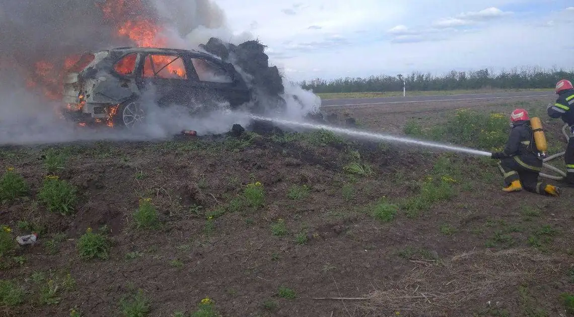 На Кіровоградщині посеред дороги загорівся автомобіль BMW (ФОТО) фото 1