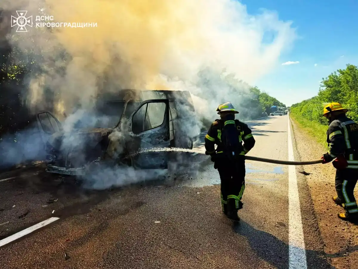 Згорілий фургон на трасі на Олександрійщині