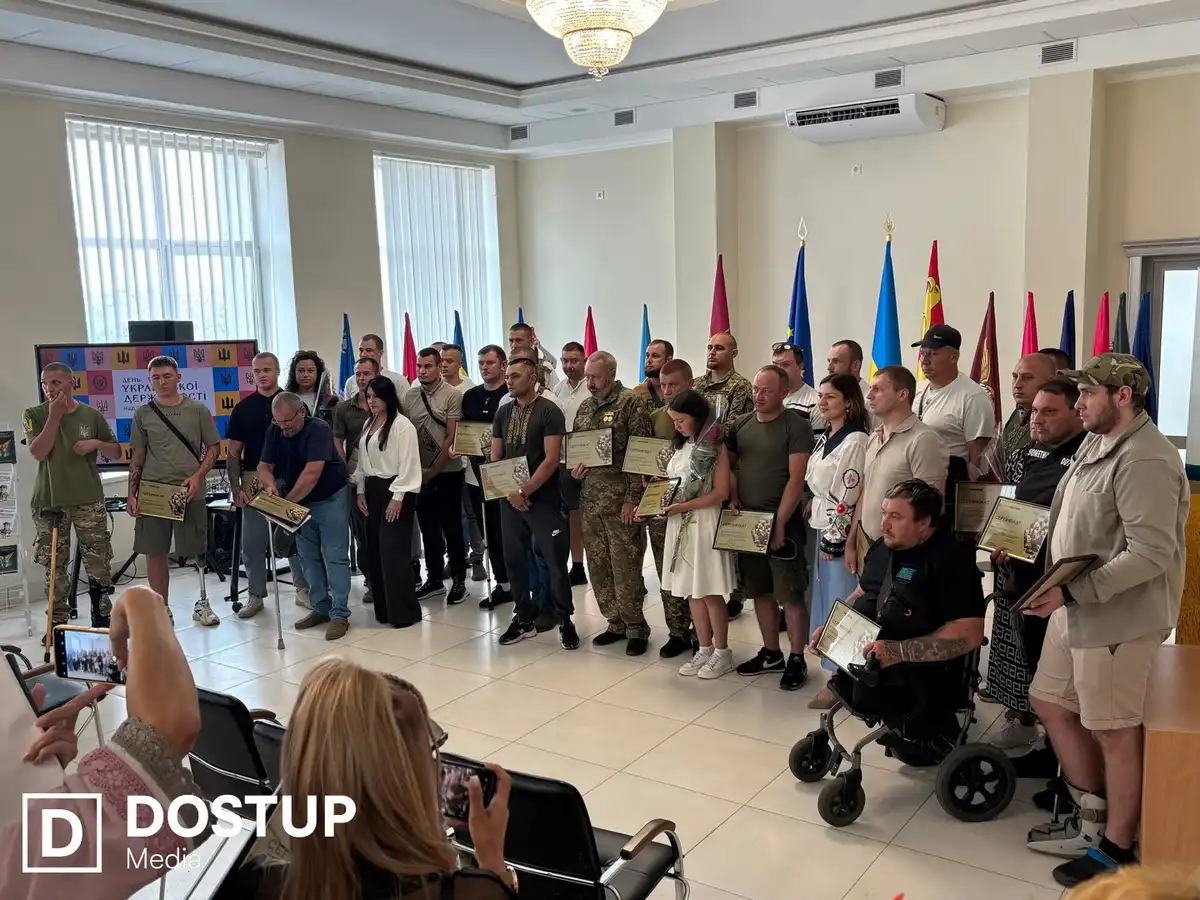 Ветерани, представники місцевої влади та інші учасники заходів до Дня Державності у Кропивницькому