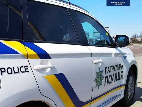 У селищі Новому серед ночі в під’їзді будинку виявили маленьку дівчинку фото 1