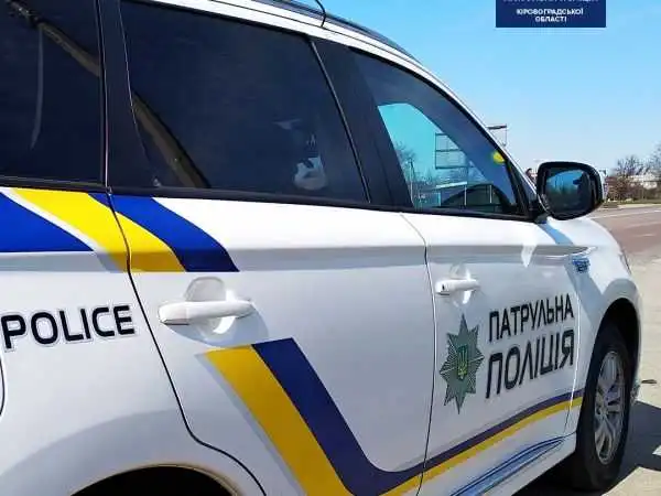 У селищі Новому серед ночі в під’їзді будинку виявили маленьку дівчинку