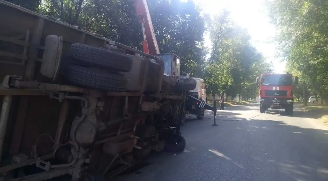 У Кропивницькому внаслідок ДТП перекинулася вантажівка «Renault» (ФОТО) фото 1