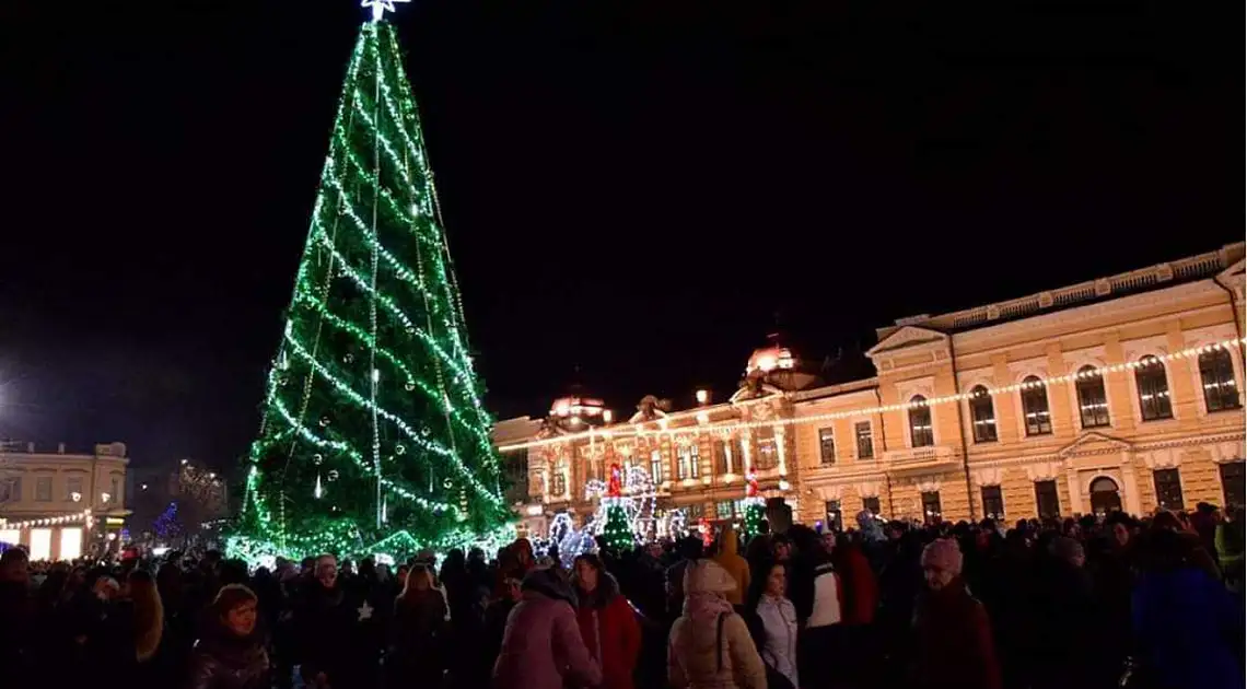 У центрі Кропивницького юнаки понівечили святкову фотозону фото 1