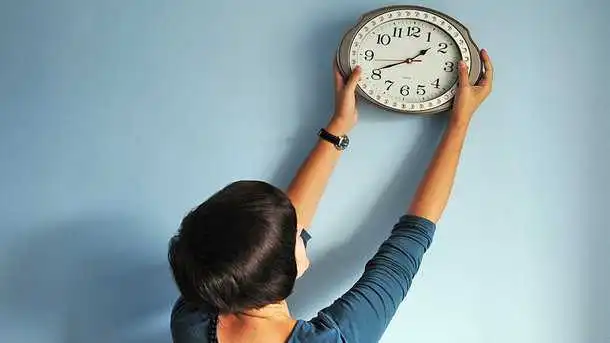 «Зимовий» час: чого не можна робити до та після переведення годинника