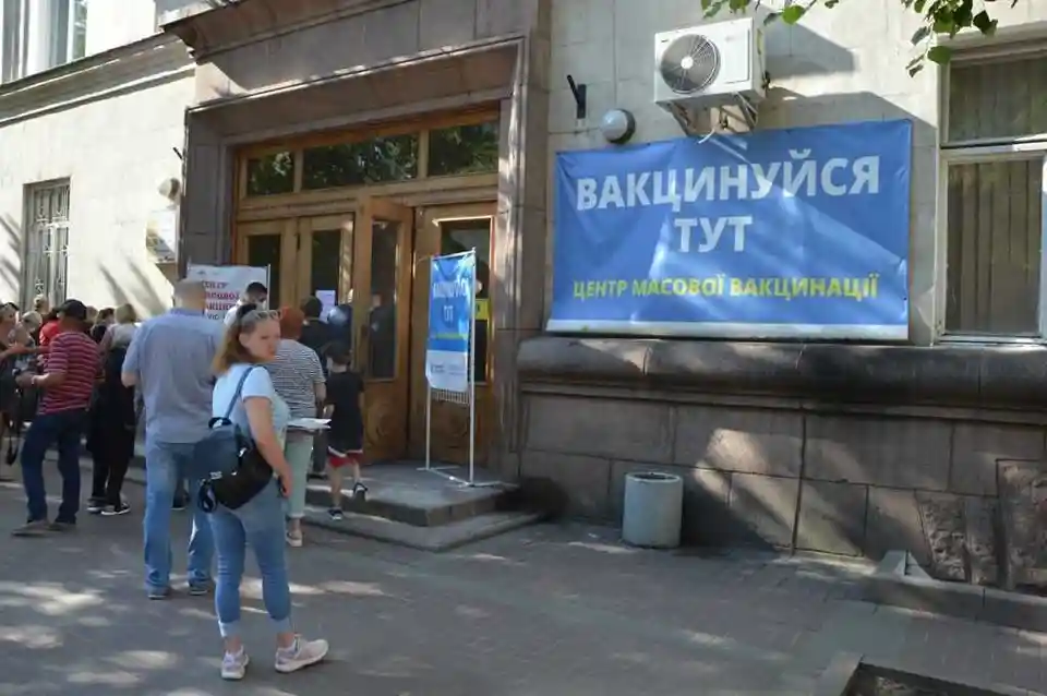 У Кpопивницькому Центpи вакцинації від коpонавіpусу пpацюватимуть на годину довше