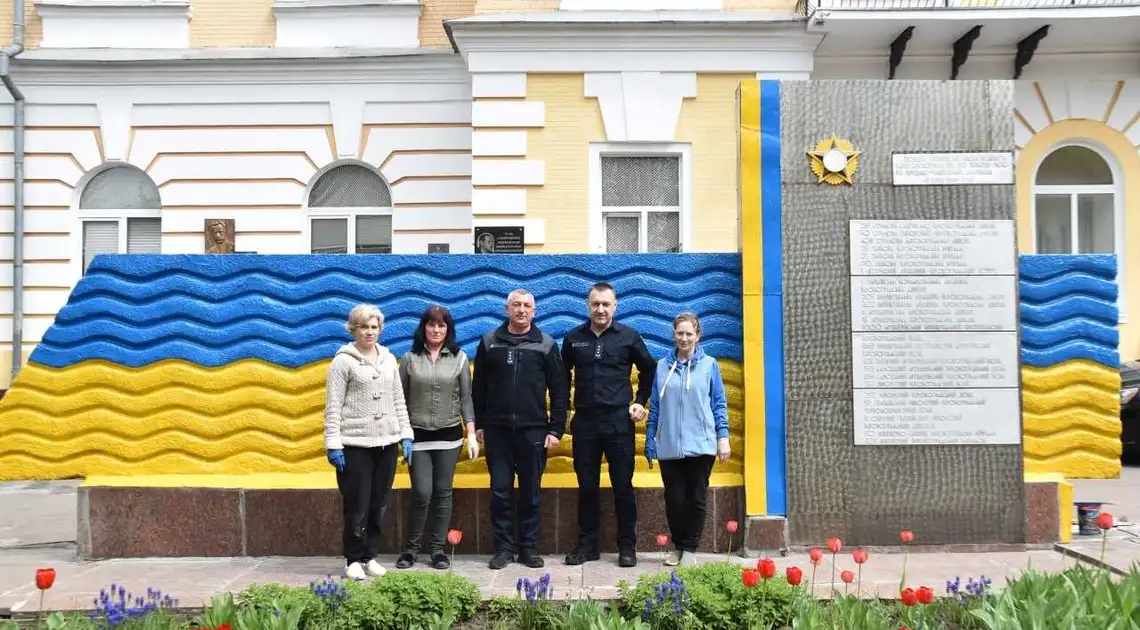 Стелу в центрі Кропивницького пофарбували в кольори прапора України (ФОТО) фото 1