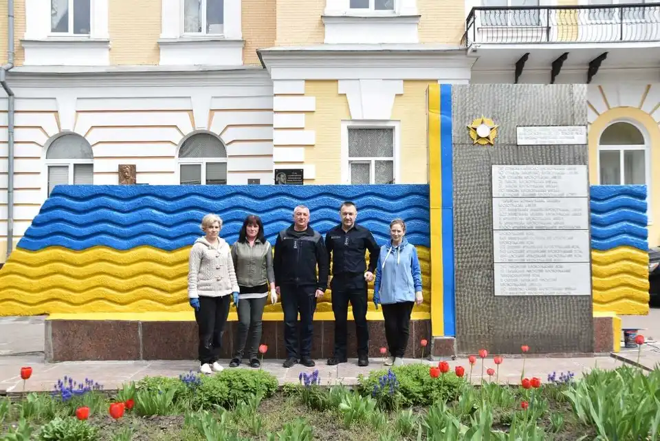 Стелу в центрі Кропивницького пофарбували в кольори прапора України (ФОТО)