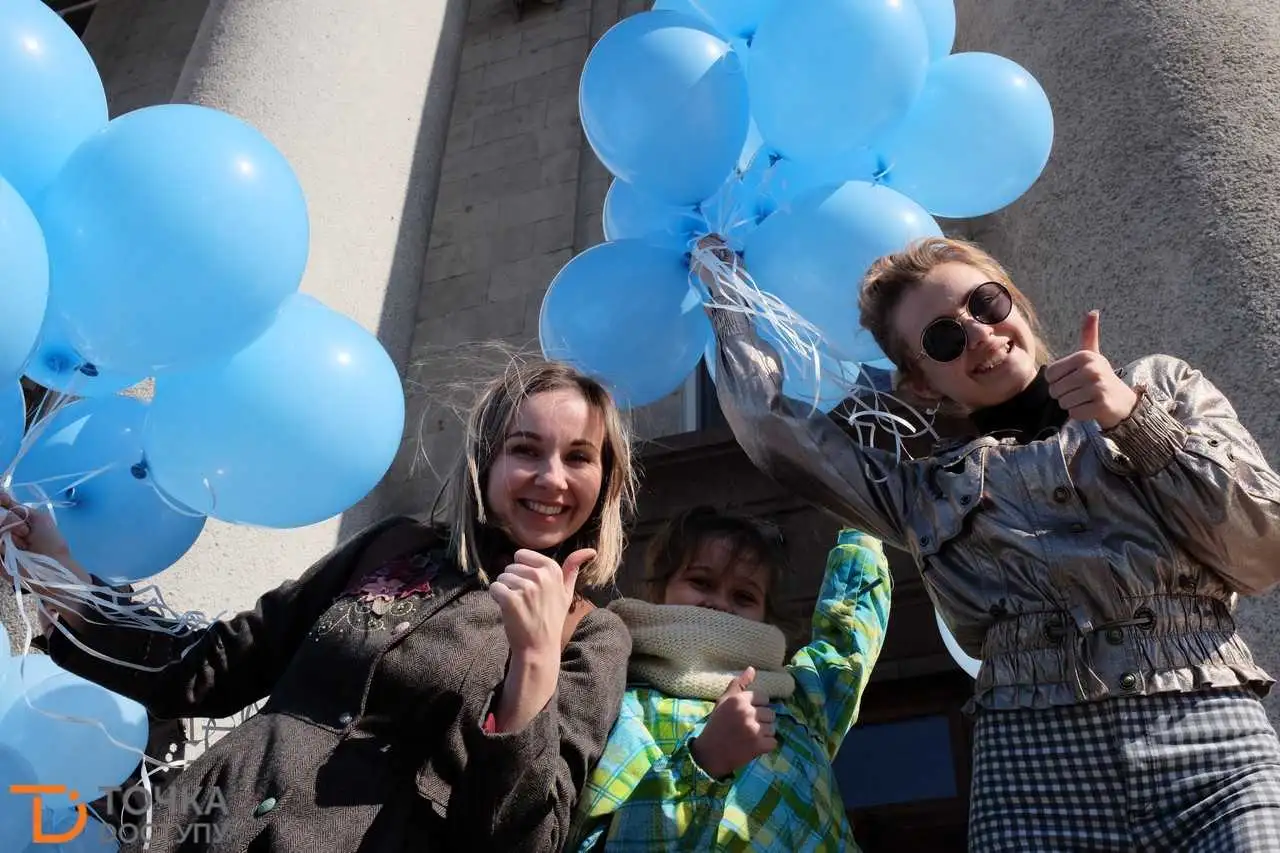 Блакитне свято: у Кропивницькому танцювальним флешмобом підтримали людей з аутизмом (ФОТО) фото 1