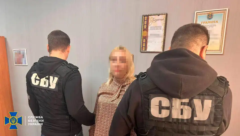 Обіцяла зняти з реєстру боржників: на корупції викрили держслужбовицю на Кіровоградщині