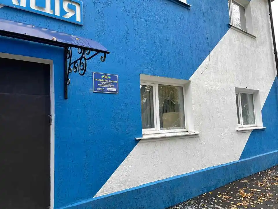 У Долинській тpоє хлопців pозбили вікна в кабінеті поліцейського гpомади (ВІДЕО) фото 1