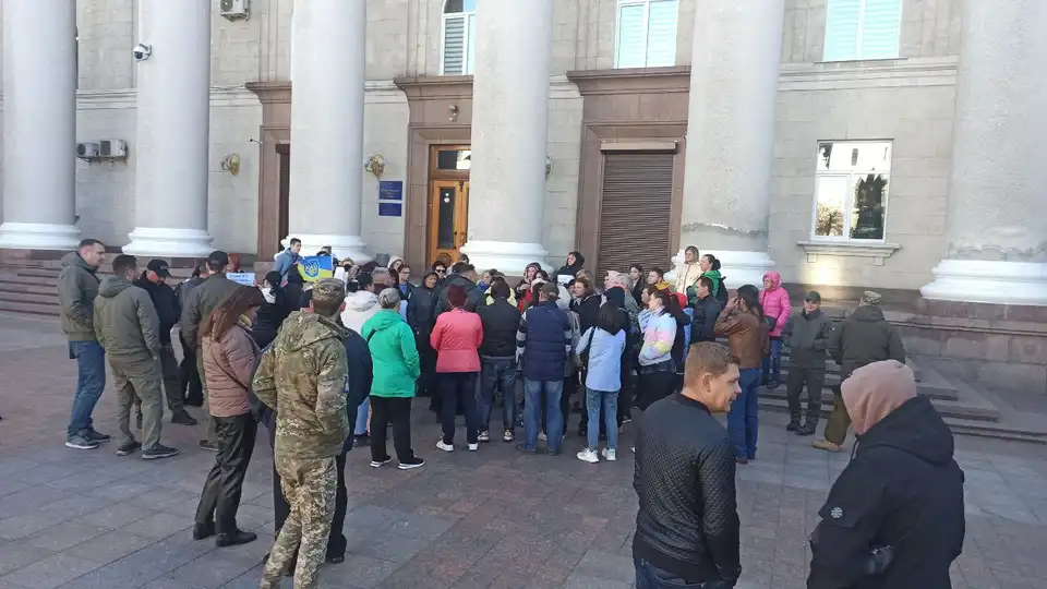 Спрямувати гроші на ЗСУ, а не ремонт доріг, просили рідні військових у Кропивницькому