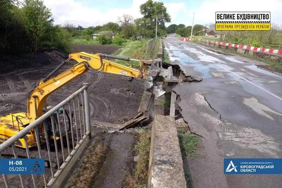 На Кіровоградщині дорожники розбирають ще один міст (ФОТО)