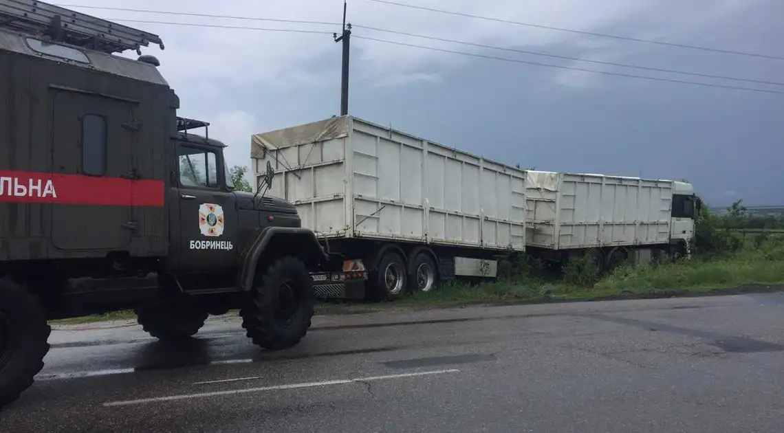 На Кіровоградщині вантажівка з причепом злетіла в кювет (ФОТО) фото 1