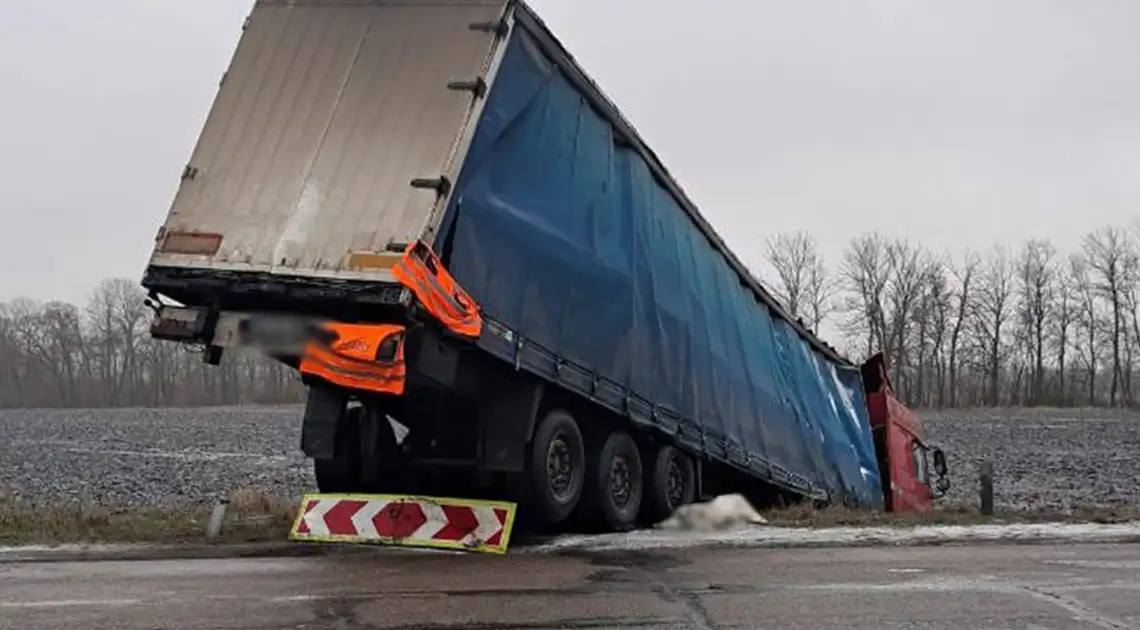 вантажівка злетіла з дороги поблизу Кропивницького