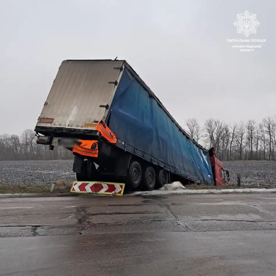 вантажівка злетіла з дороги поблизу Кропивницького