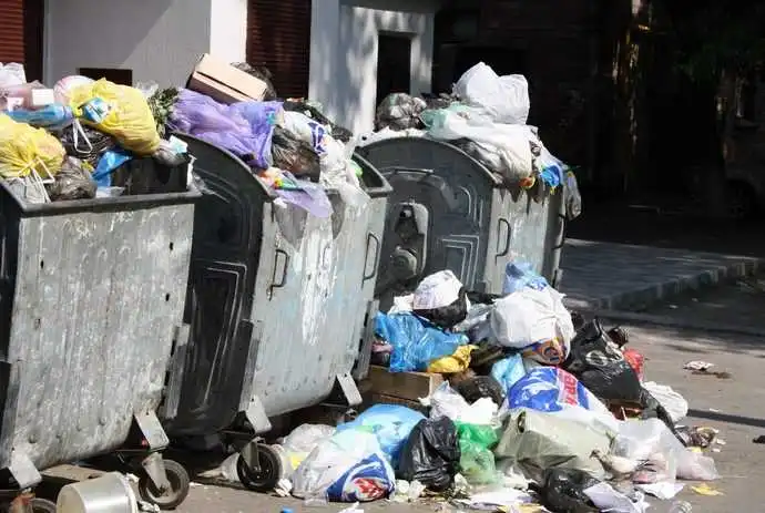 У Кропивницькому секретарю міськради під будинок викидають невивезене сміття