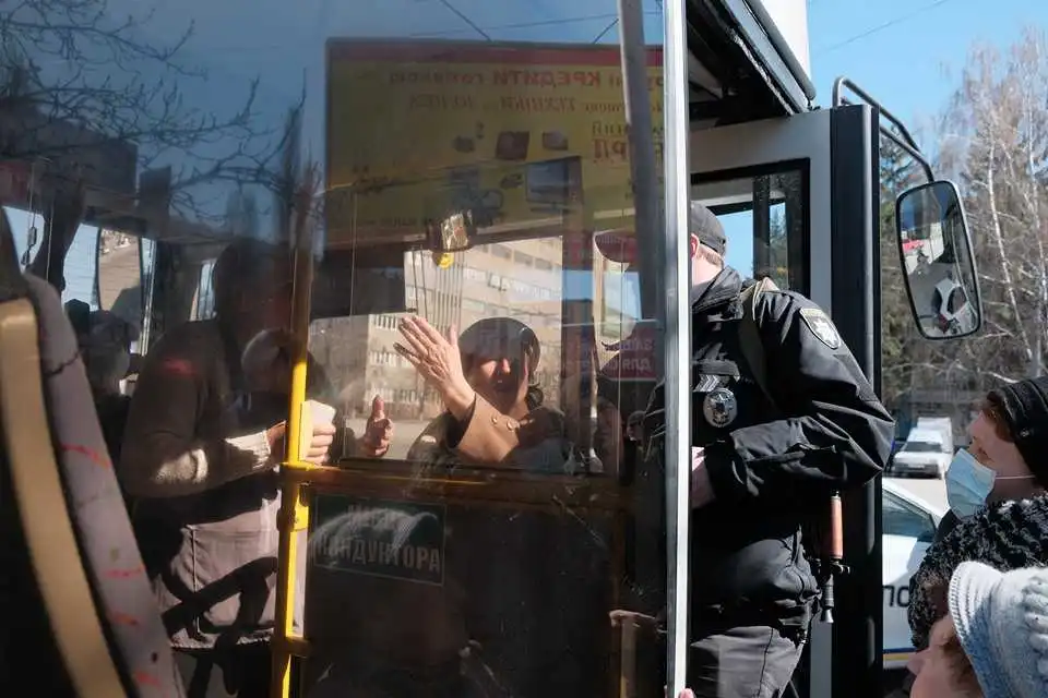 У Кропивницькому через обмеження кількості пасажирів в автобусі зчинився скандал (ВІДЕО) фото 1