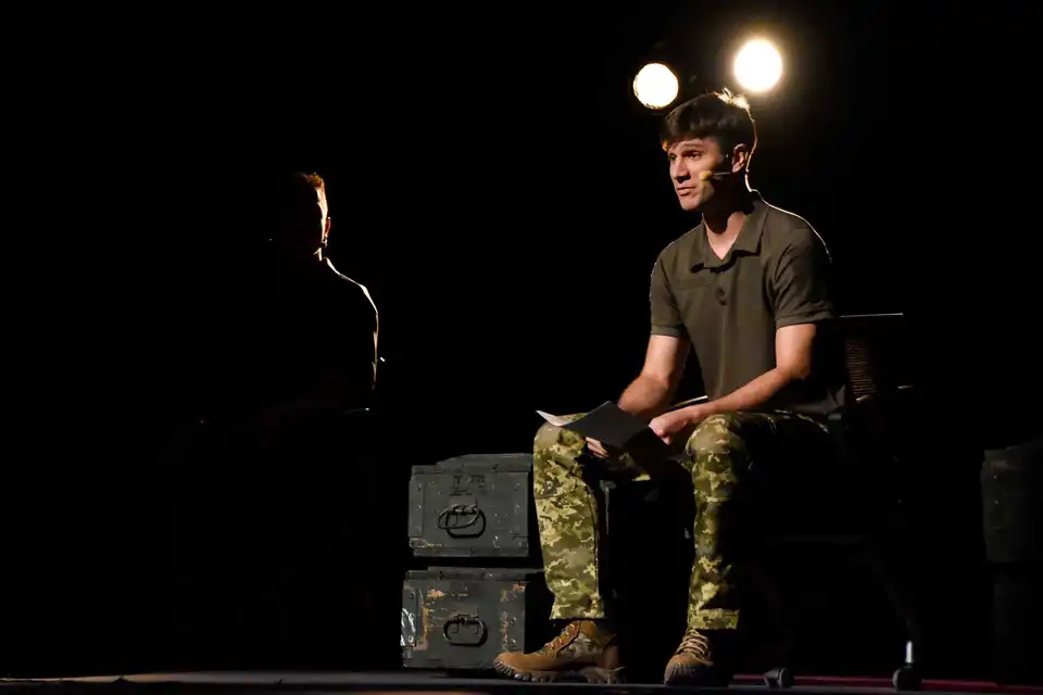 "Іду за Вас": у Кропивницькому презентували документальну виставу про війну (ФОТО)