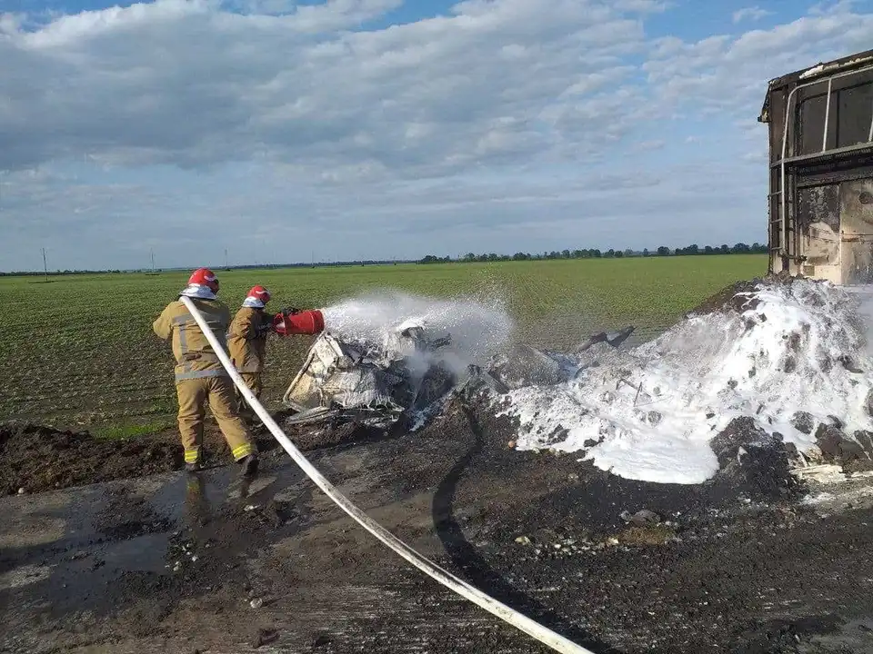 На Кіровоградщині посеред дороги горіла вантажівка MАN (ФОТО)