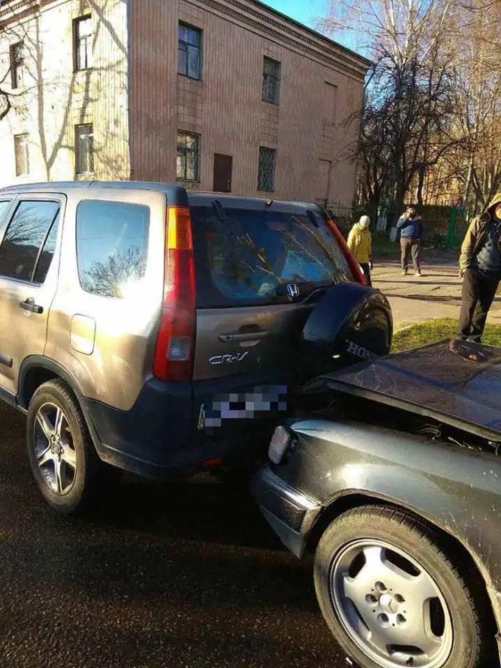 У Кропивницькому через порив водоводу сталось 3 ДТП, одна – за участі патрульних (ФОТО)