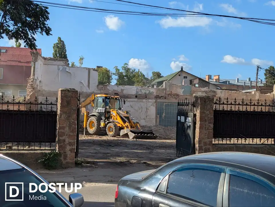 На ділянці у Кропивницькому працює техніка (зносять будівлю)