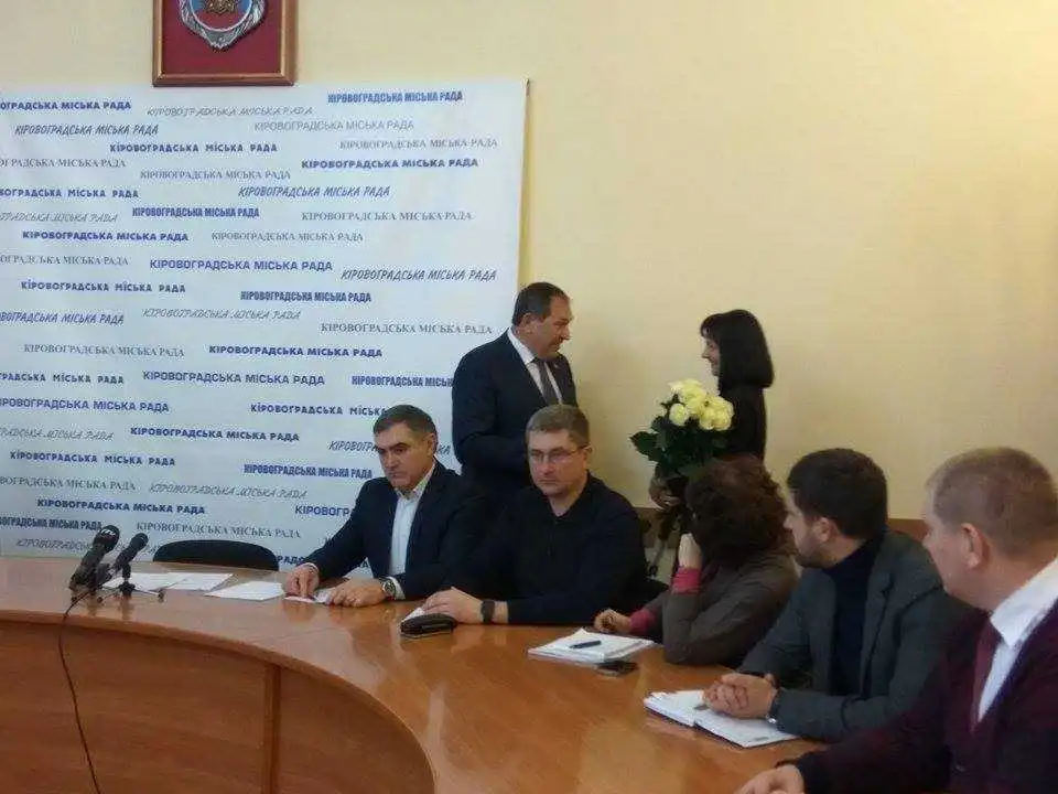 У міськраді Кропивницького відзначили вчительку, що увійшла до ТОП-50 кращих педагогів світу (ФОТО) фото 1