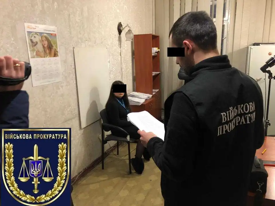 На Кіровоградщині посадовицю міграційної служби підозрюють у вимаганні хабара