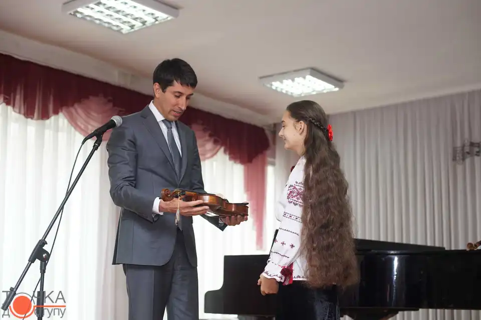 У Кропивницькому юній переможниці міжнародних конкурсів вручили дороговартісну скрипку (ФОТОРЕПОРТАЖ)