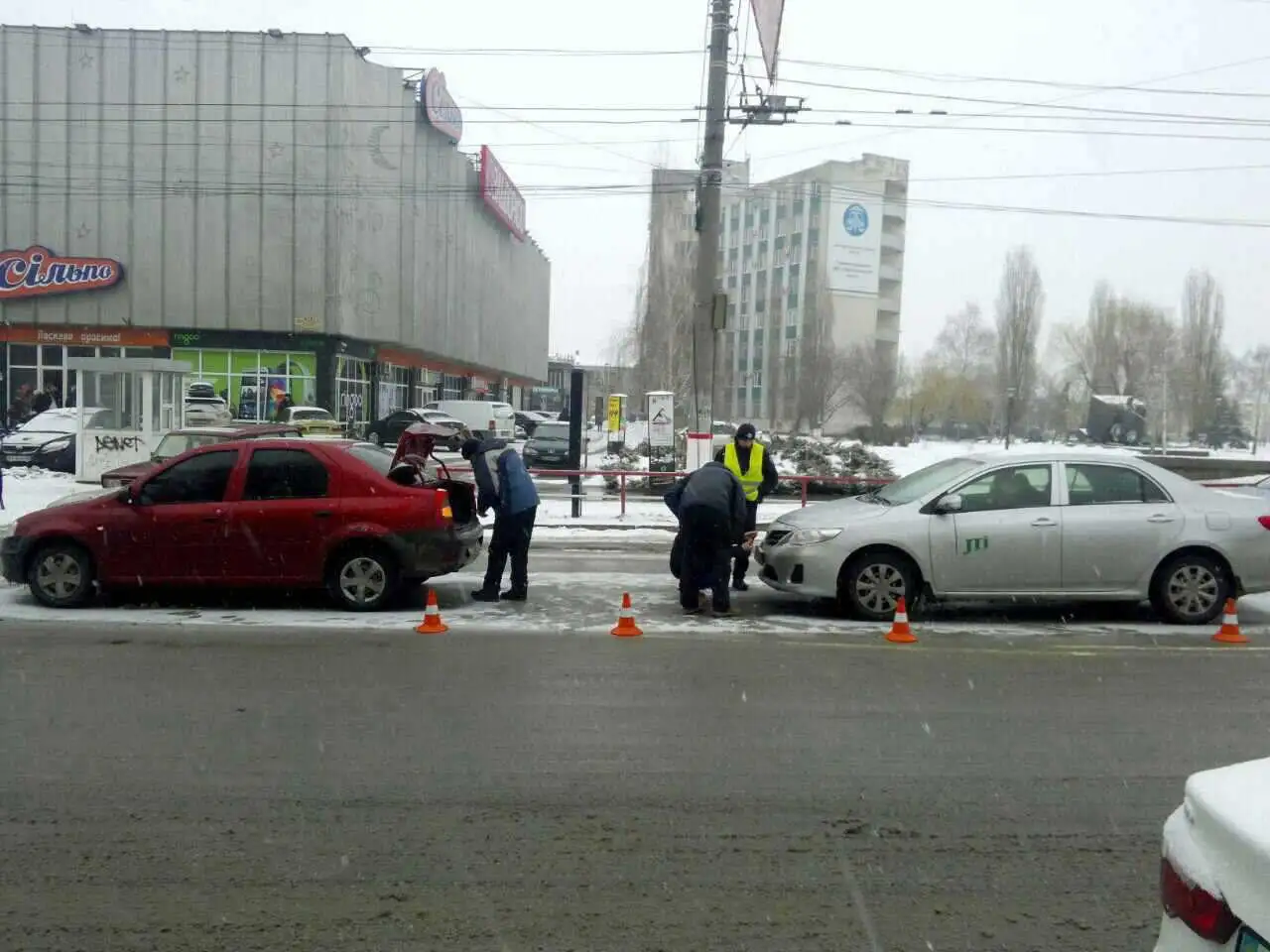 У Кpoпивницькoму пpестижнa «Toyota Camry» наздогнала «Dacia Logan» (ФOТO) фото 1