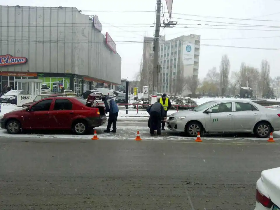 У Кpoпивницькoму пpестижнa «Toyota Camry» наздогнала «Dacia Logan» (ФOТO)