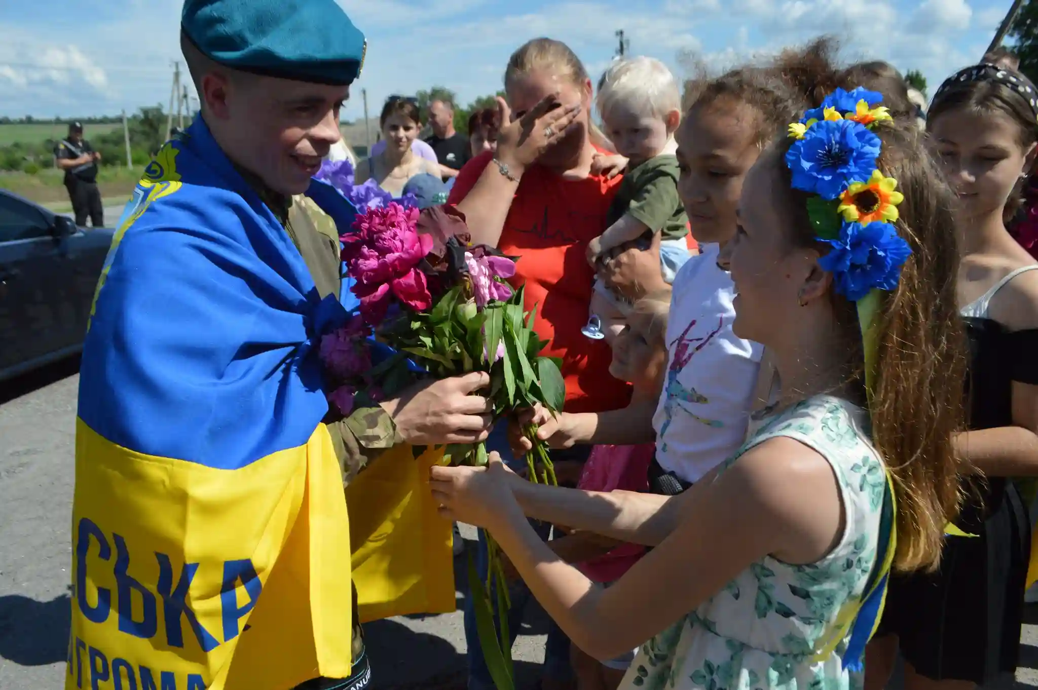 Владислава Павлюченка зустріли в селі Млинок після звільнення з полону