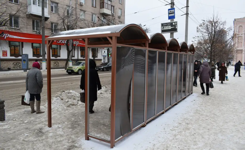 У середмісті Кропивницького вандали пошкодили нещодавно відремонтувану зупинку громадського транспорту
