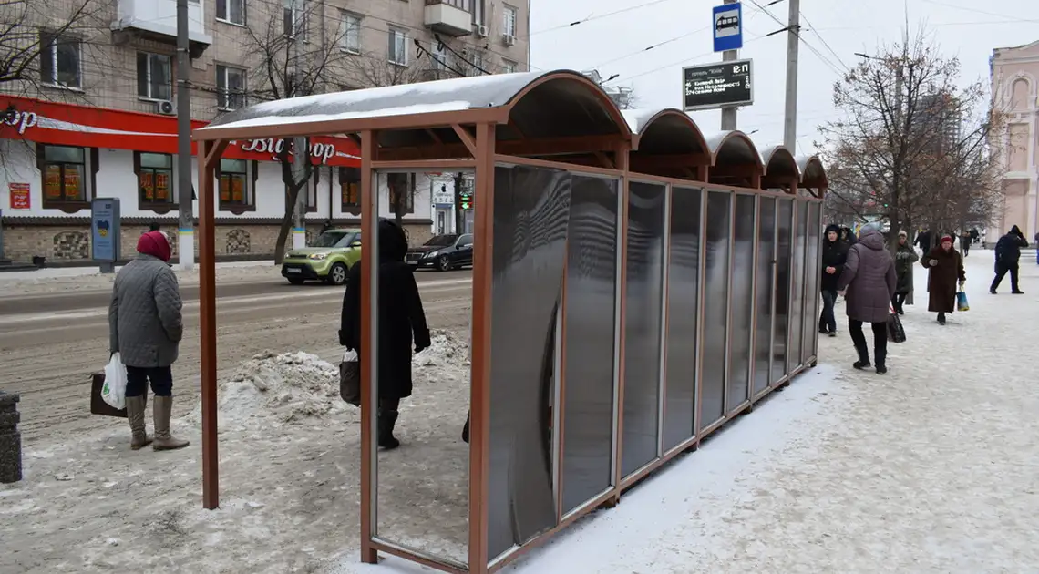 У середмісті Кропивницького вандали пошкодили нещодавно відремонтувану зупинку громадського транспорту