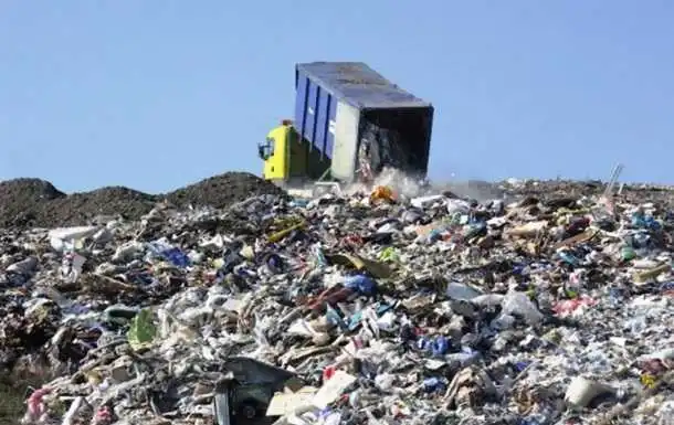 Фури зі львівським сміттям застрягли на Кіровоградщині