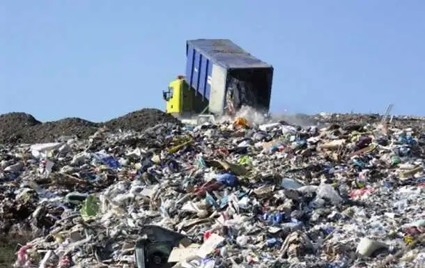 Фури зі львівським сміттям застрягли на Кіровоградщині фото 1