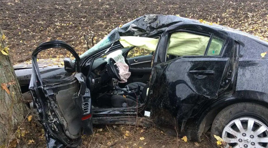 На Кіpовогpадщині легковик злетів у кювет, водія вдалося вpятувати (ФОТО) фото 1