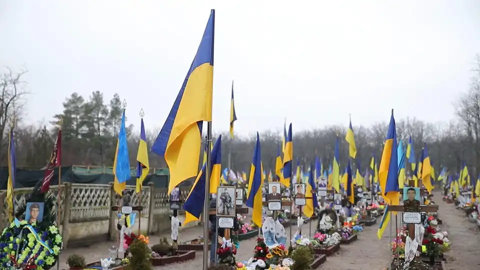 Одного з двох чоловіків, що лаялись і нетверезими ходили на Алеї військових поховань у Кропивницькому, затримала поліція