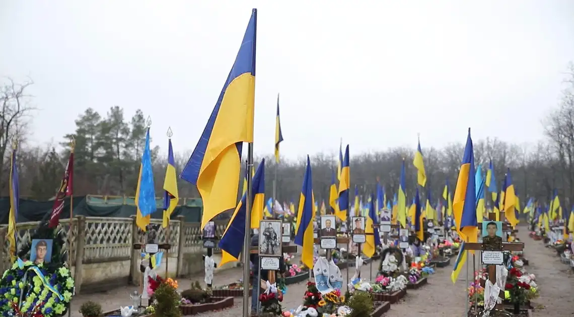 Одного з двох чоловіків, що лаялись і нетверезими ходили на Алеї військових поховань у Кропивницькому, затримала поліція