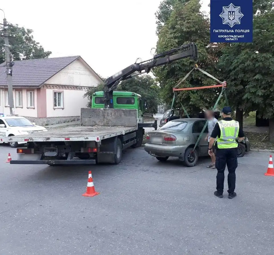 У Кропивницькому п’яний водій спричинив ДТП, автівку евакуювали (ФОТО)