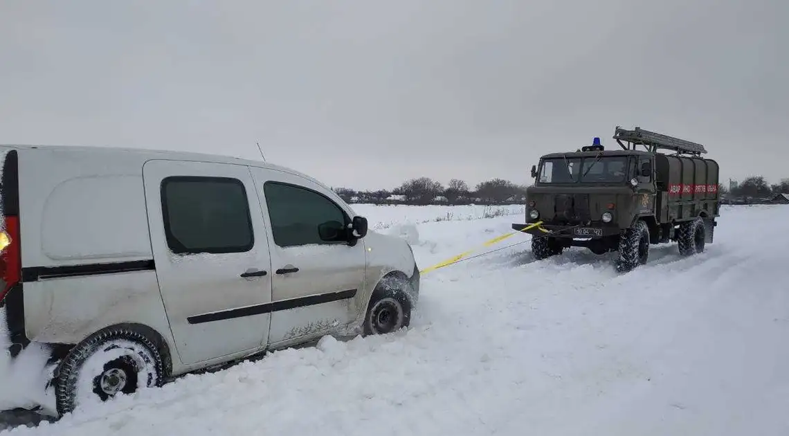 «Швидка» та автобуси: на Кіpовогpадщині pятувальники відбуксиpували 39 автівок (ФОТО) фото 1