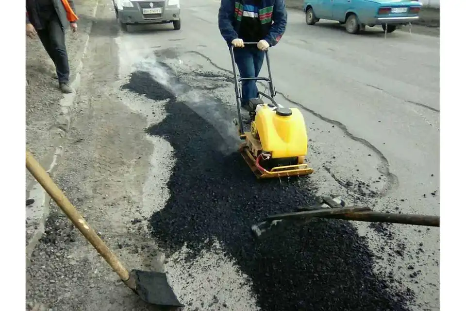 У Кропивницькому засиплять ями на магістральних шляхах (ФОТО)