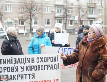 Без надії сподіваюсь: працівники пологового будинку №2 протестували під міськрадою Кропивницького (ФОТОРЕПОРТАЖ) фото 1