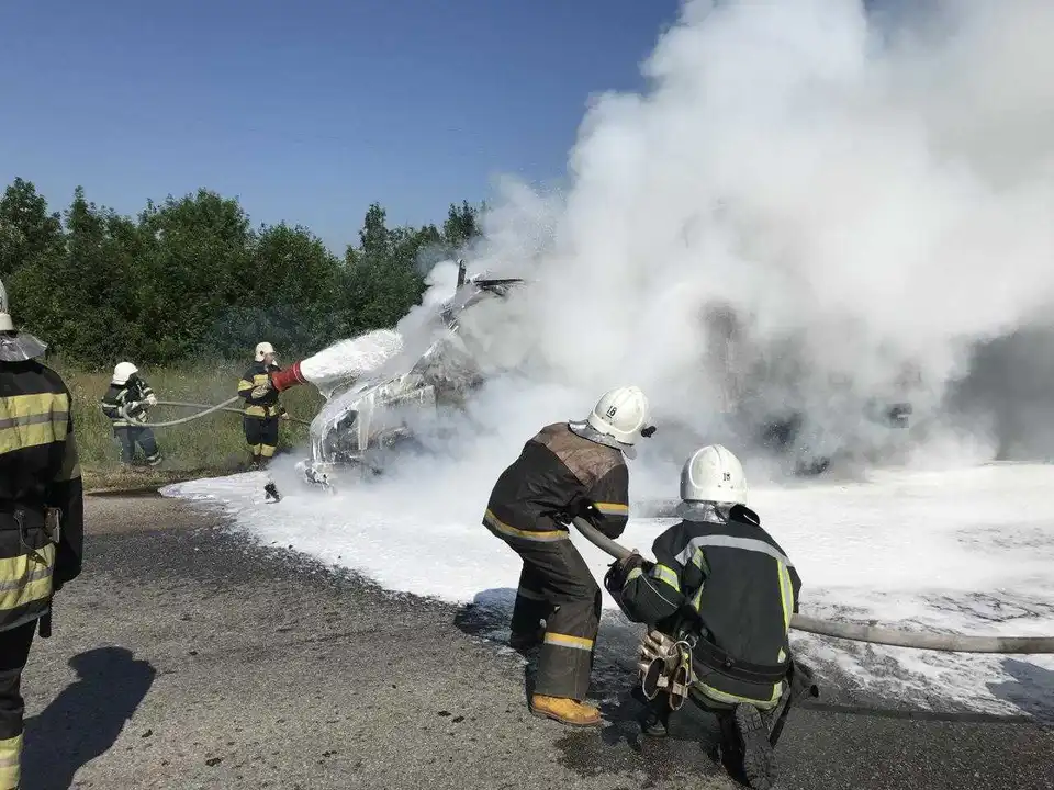 На Кіровоградщині посеред дороги горів  "Mercedes" (ФОТО)