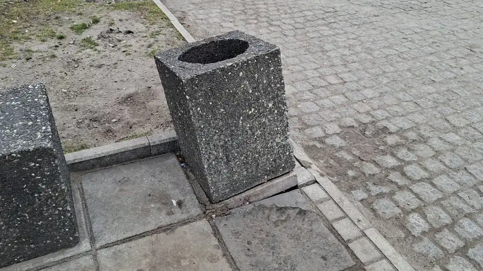 Невідомі вирвали забетоновані урни у сквері в Кропивницькому: комунальники звернулися в поліцію