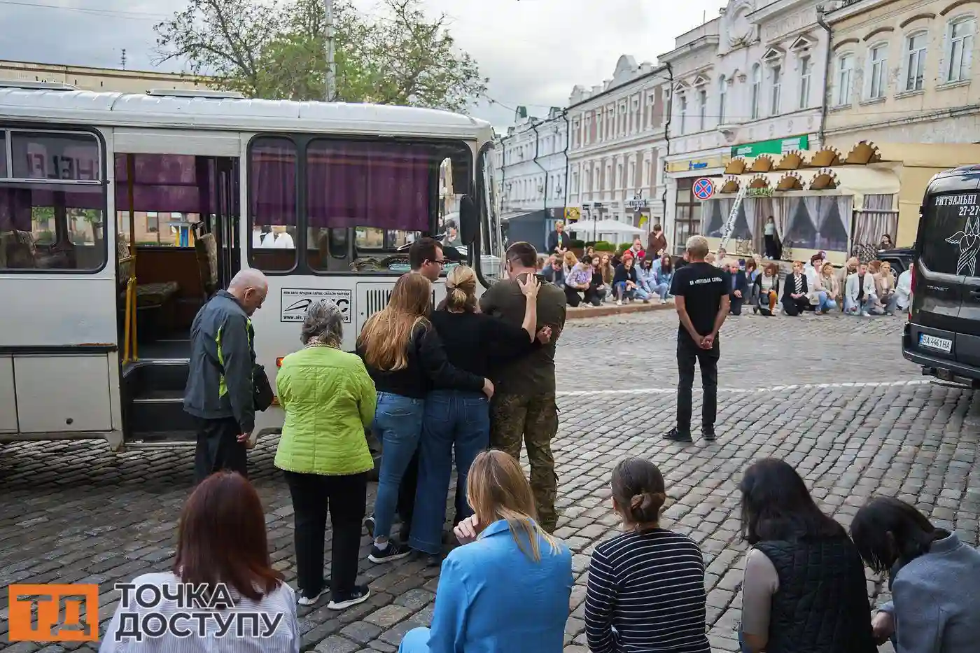 На площі Героїв Майдану в Кропивницькому попрощалися з героєм, який віддав життя за Україну.