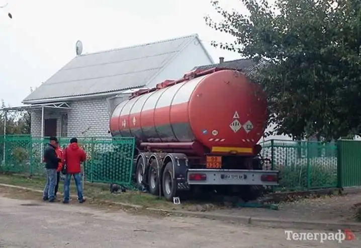 Кіровоградець на бензовозі в'їхав у дитячу спальню в Кременчуці фото 1